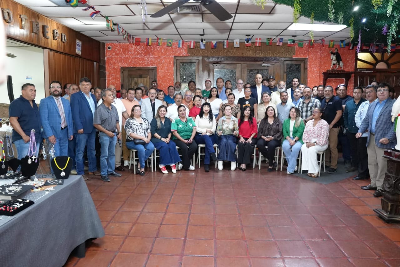 Convive secretaria de economía con periodistas por el Día de la Libertad de Expresión