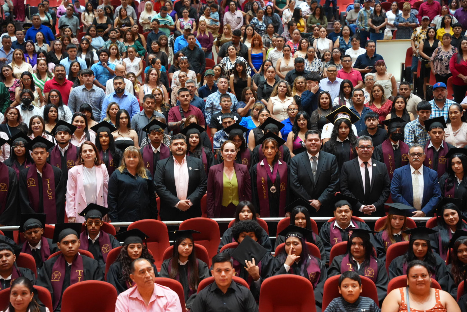 Egresan mil 650 jóvenes de las prepas municipales