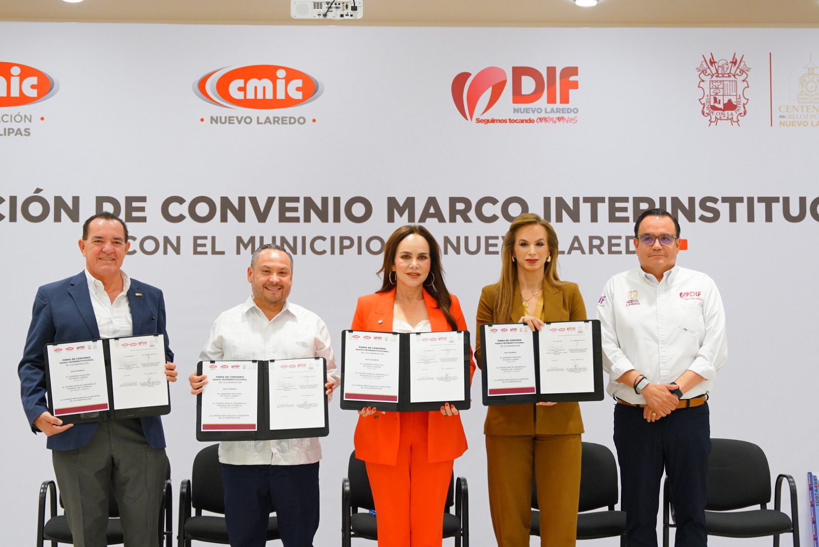 Gobierno y constructores llevan apoyo a familias vulnerables