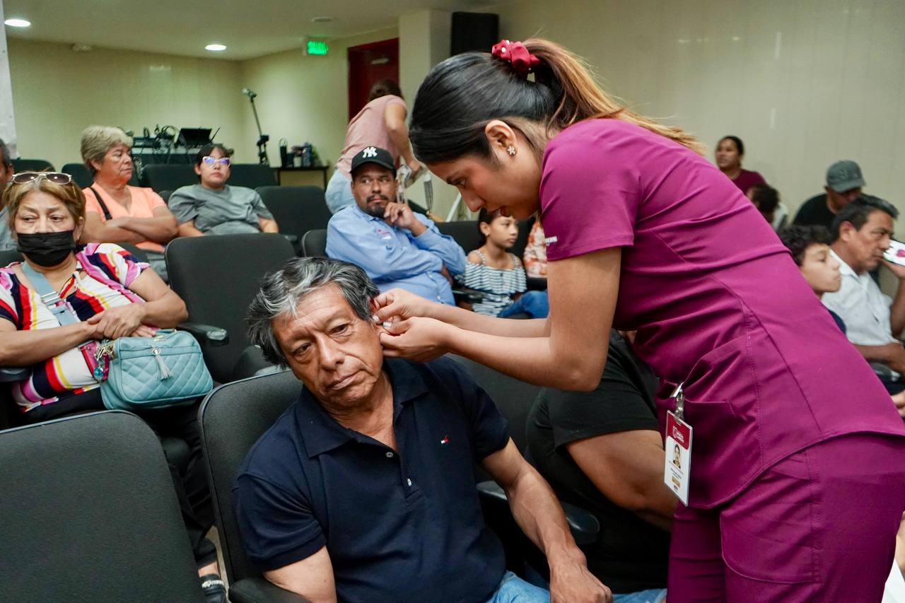 Starkey y DIF entregan más de 200 aparatos auditivos