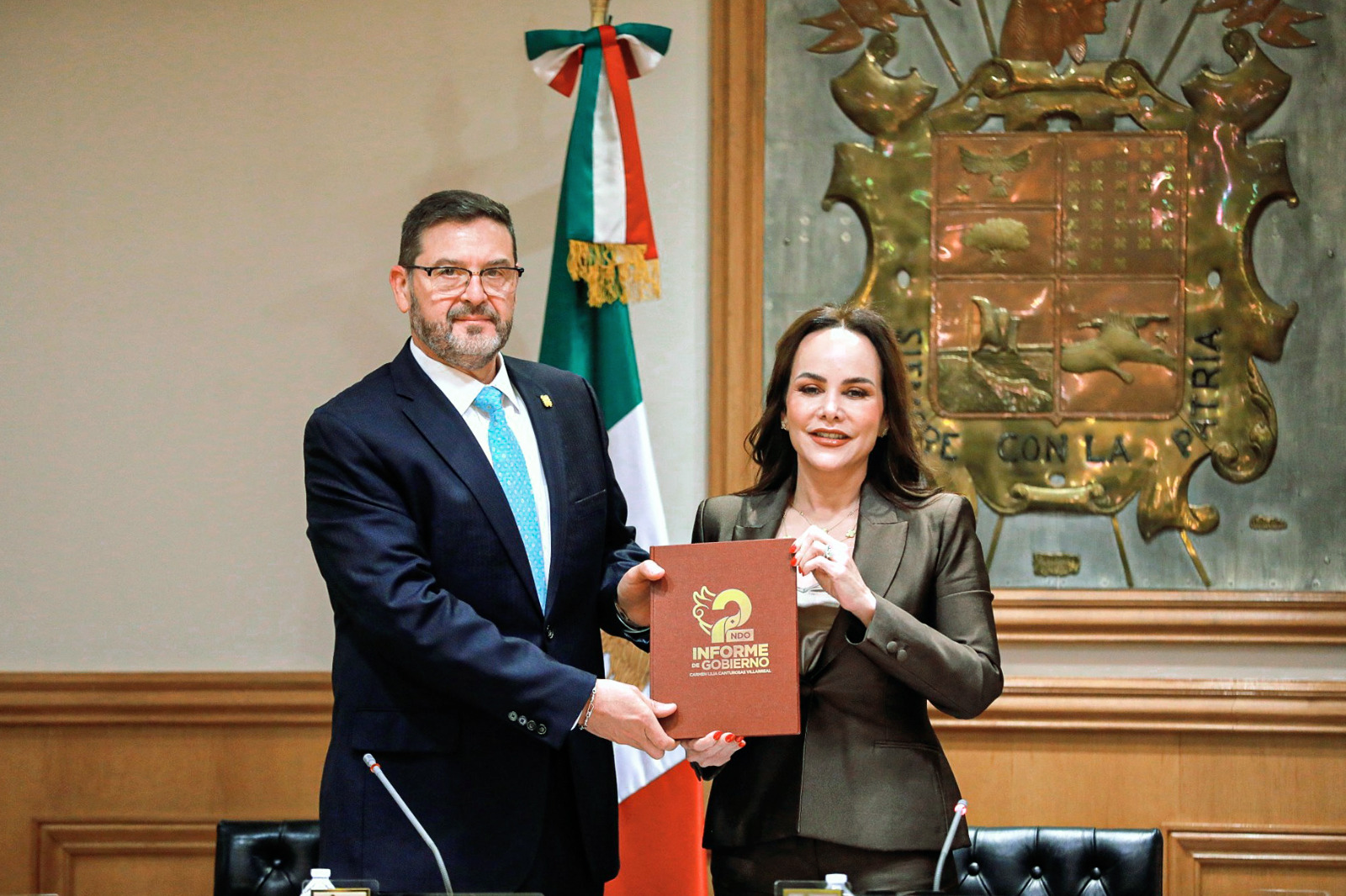 Entrega Carmen Lilia documento del segundo informe de gobierno al Cabildo