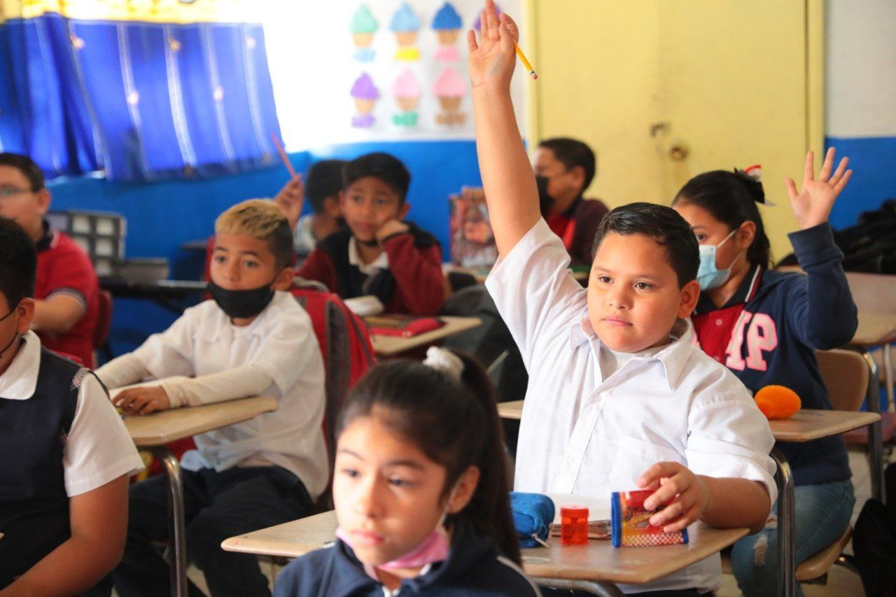 Van a las aulas 80 maestros municipales como apoyo a los de base