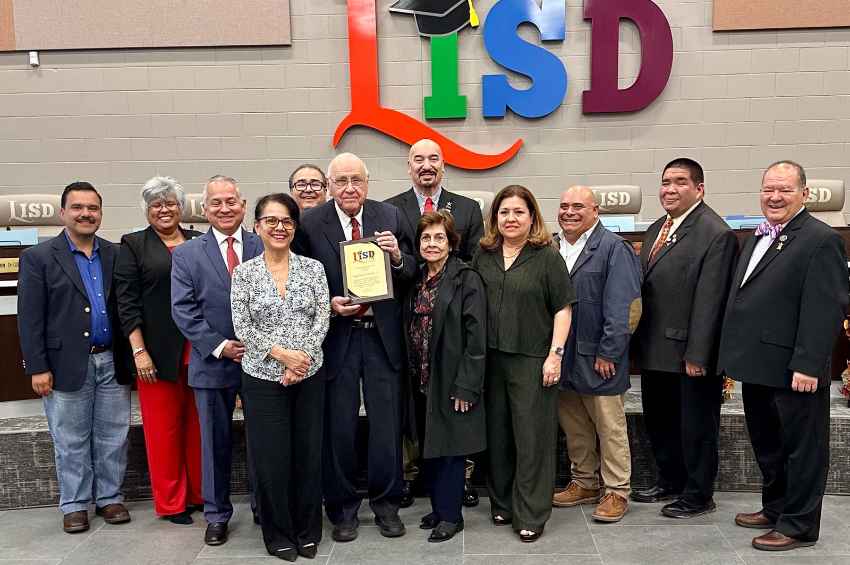 LISD reconoce a Mercurio Martínez Jr. por su trayectoria en la educación y el servicio público