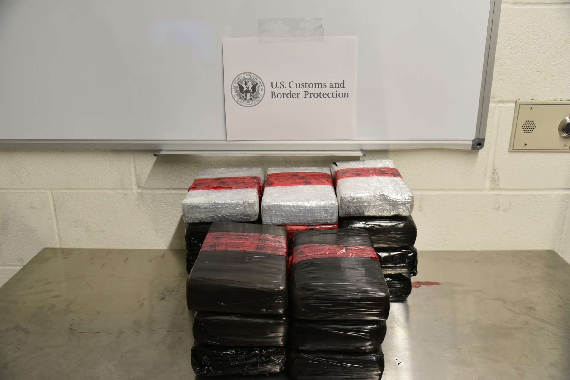 Decomisan droga en el puente internacional dos